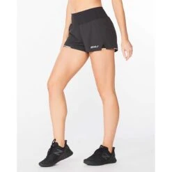 2XU | Women's Aero 2-in-1 3 Inch Short -Cheap Sports Store WR6533BBLKSRF F 2xu aero2in13inshort modelside