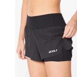 2XU | Women's Aero 2-in-1 3 Inch Short -Cheap Sports Store WR6533BBLKSRF F 2xu aero2in13inshort side 1